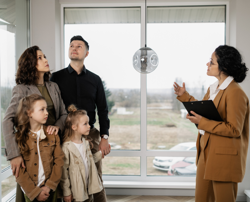 realtor talking to family about new home