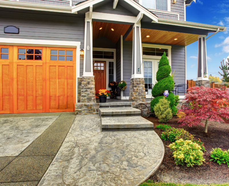 house exterior with curb appeal